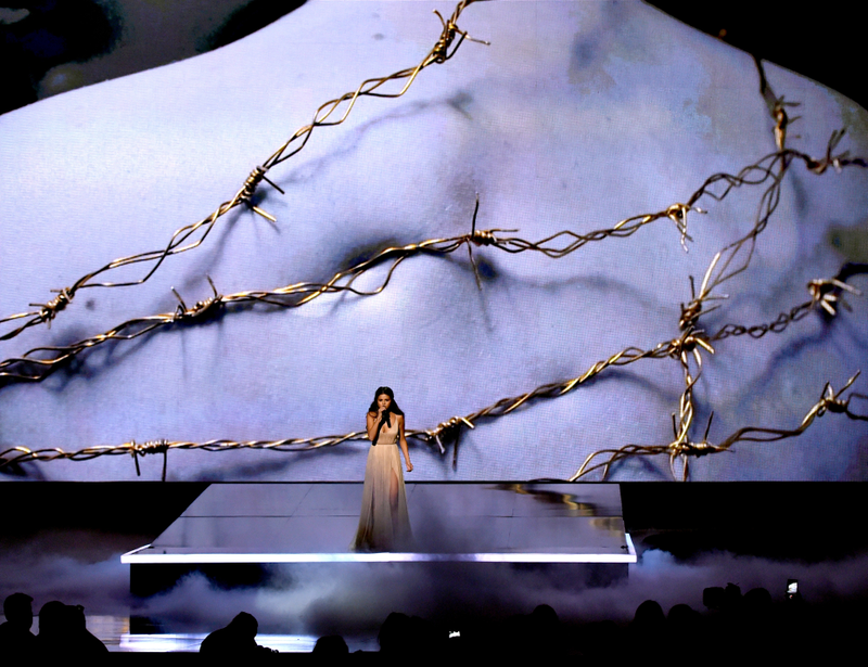 Illustration for article titled Selena Gomez (And Taylor Swift) Felt So Many FEEEEEEELINGS at the AMAs